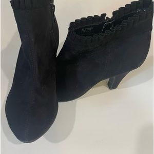 Women’s black suede ruffle top booties size 9